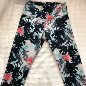 Old Navy Go-Dry Floral Print Active Capri Pants; L